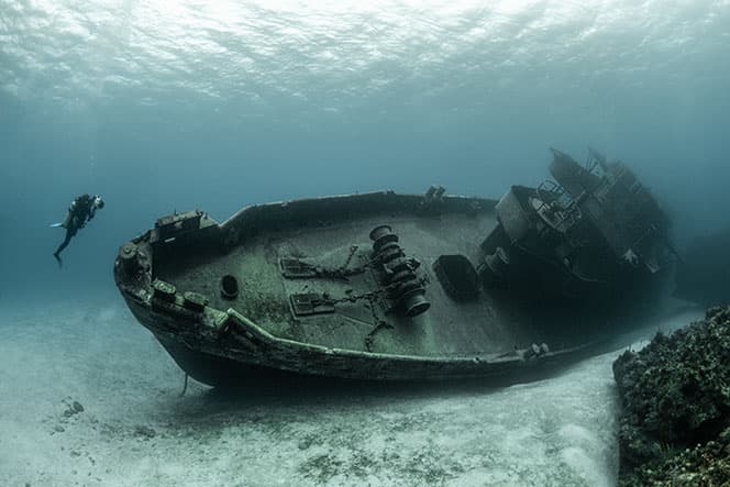 plongeurs examinant celebre epave du bateau uss kittiwake